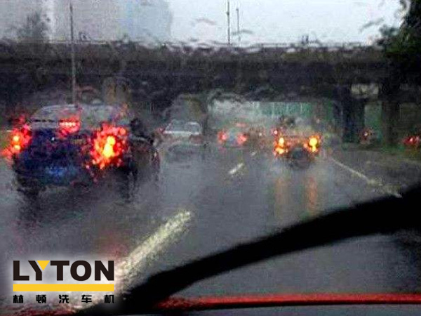 電腦洗車機(jī)南京林頓自動(dòng)化再次提醒您，雨后一定要記得及時(shí)洗車。